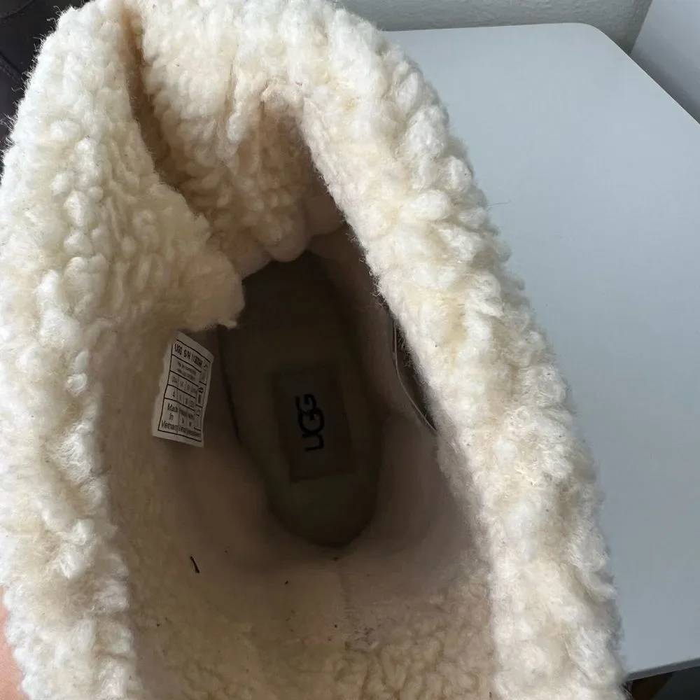 Ugg Bellemore Weather size 4 Kids